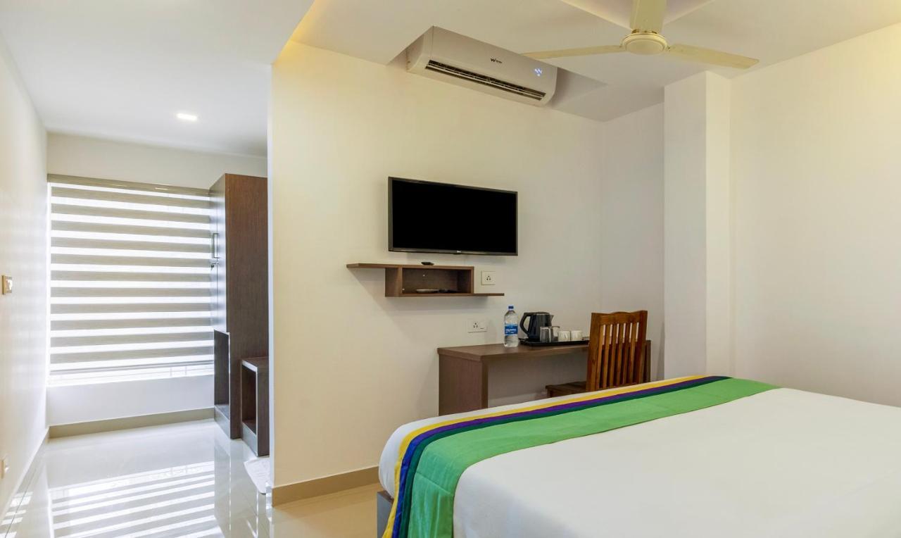 Treebo Trend Airport Avenue Plaza Cochin Airport Hotel Kochi Exterior photo